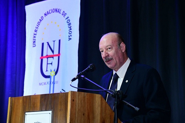 Prof. Esp. Augusto César Parmetler.